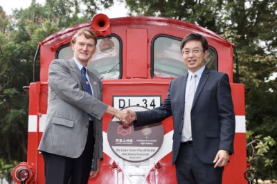 英方代表Michael Reilly與林務局長林華慶於「DL-34柴油機關車」前合影